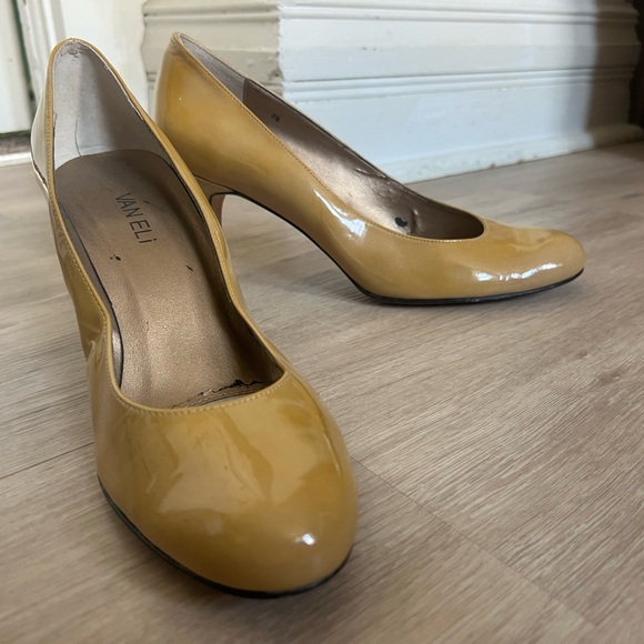 Vaneli Pump yellow gold size 9 shoe - Picture 3 of 7